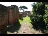 02691 ostia - regio v - via del sole - re terme dell'invidioso (v,v,1) - ostfassade - apsis des frigidariums - blick ri sueden - 2013.jpg